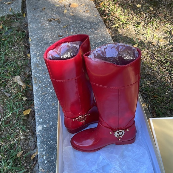 Red knee high rain boots. In great shape only worn 1 or twice. - Picture 4 of 4